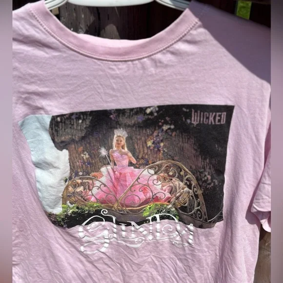 Glinda from Wicked size small pink t-shirt GUC women’s - Picture 3 of 5